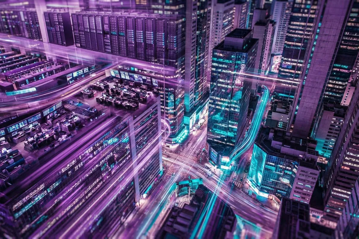 Luchtfoto van verlichte wolkenkrabbers met lichtsporen in paars en cyaan, nachtelijk stadsgezicht van bovenaf