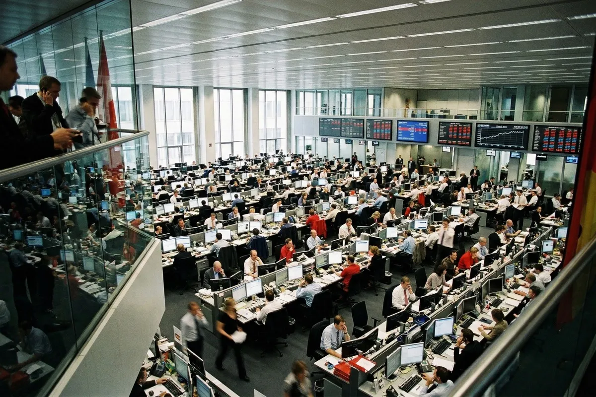 Drukke handelsvloer met tientallen medewerkers aan computerdesks, grote schermen met beursdata, glazen wanden en moderne kantoorinrichting