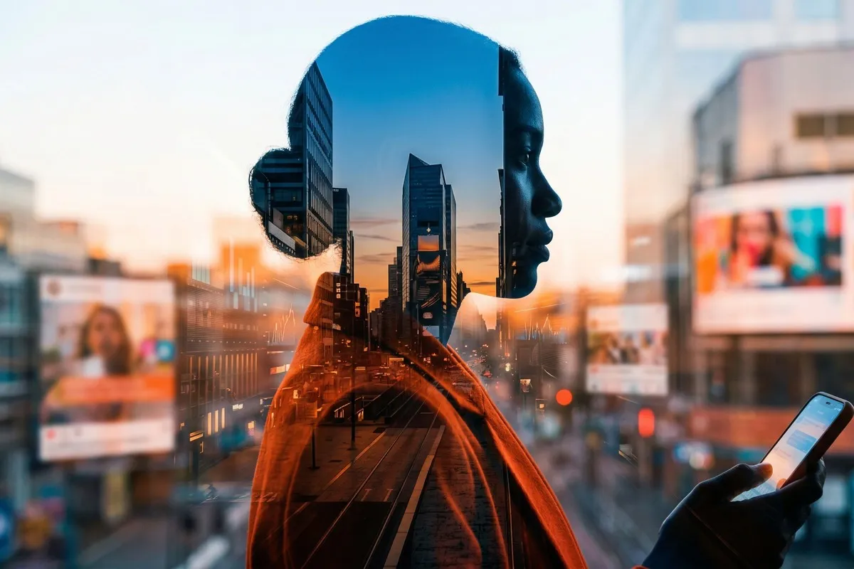 Dubbele belichting van persoon met smartphone en stadsgezicht met kantoorgebouwen bij zonsondergang, digitale interfaces zichtbaar