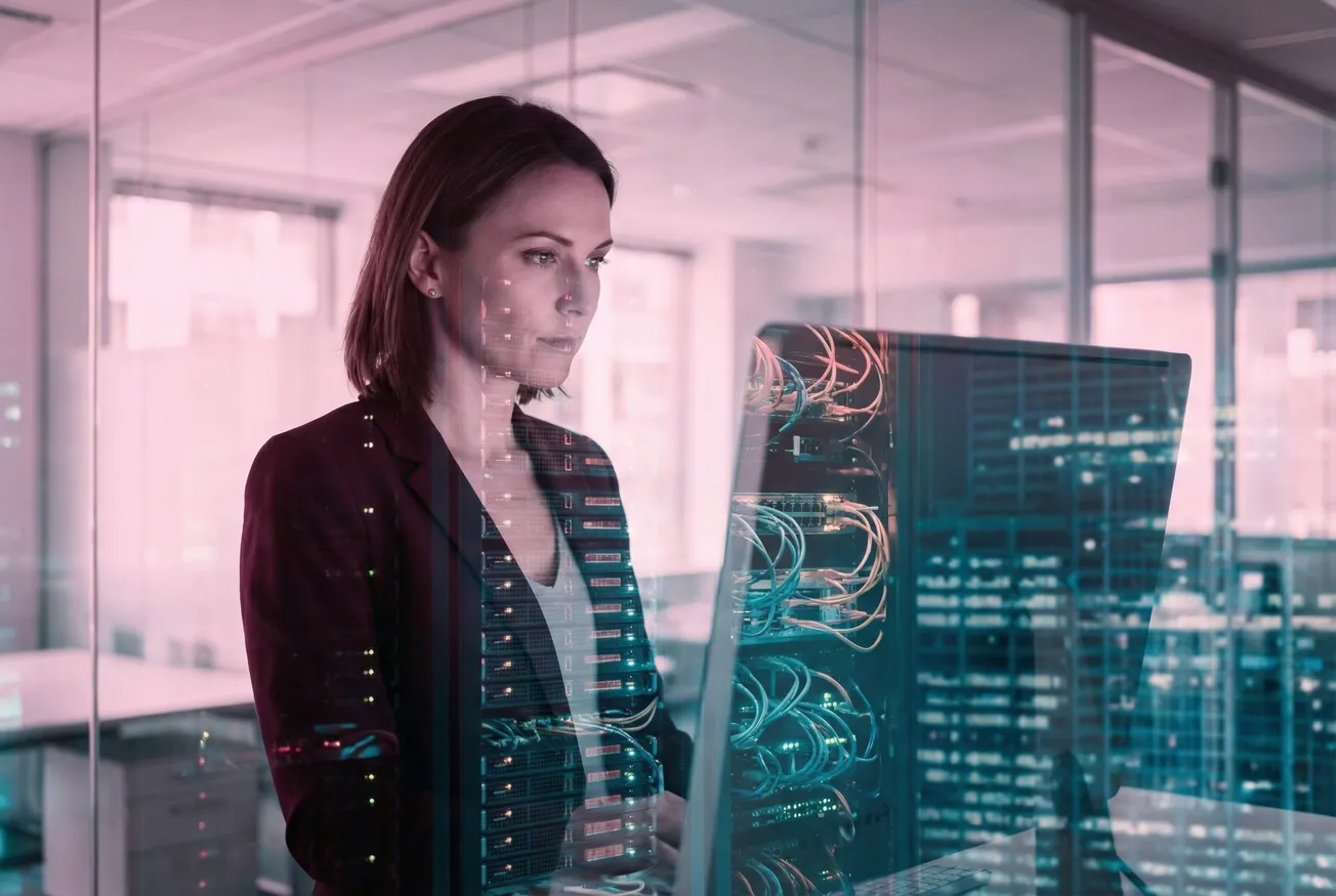 Vier mannen in pakken lopen op straat terwijl ze naar hun telefoons kijken